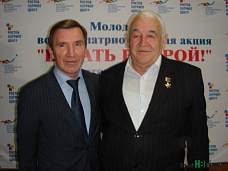 Равнение на Героев