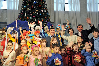 Губернаторская елка зажгла огни