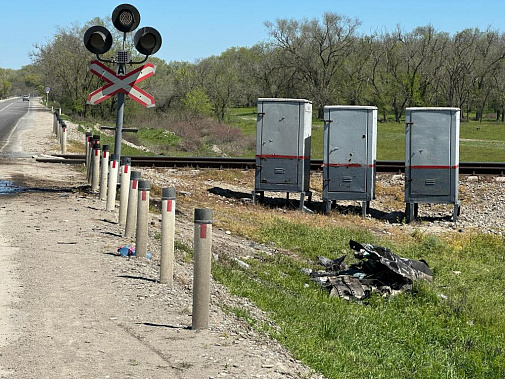 Организована проверка по факту столкновения автомобиля с пассажирским поездом