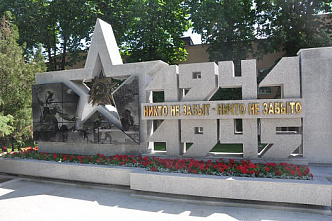 Поклонимся великим тем годам