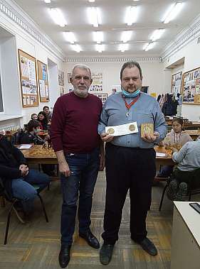 Скульптор-медальер Николай ШЕВКУНОВ вручил памятную медаль Алексея Береста победителю турнира Родиону БОГДАНОВУ.