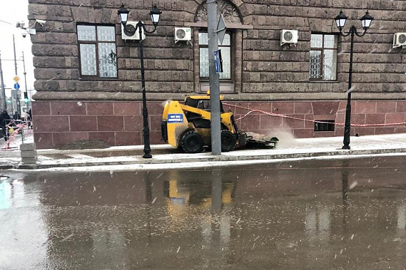 В Ростове на уборку снега вышли 400 дворников и 170 единиц техники