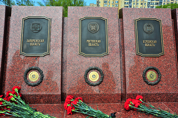 В преддверии Дня Победы в главном храме Южного военного округа торжественно открыт монумент «Земля героев»