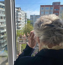 В Ростове-на-Дону поздравили ветерана Великой Отечественной войны с помощью автоподъемника