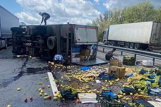 В Ростовской области трассу перекрыли… апельсины и груши