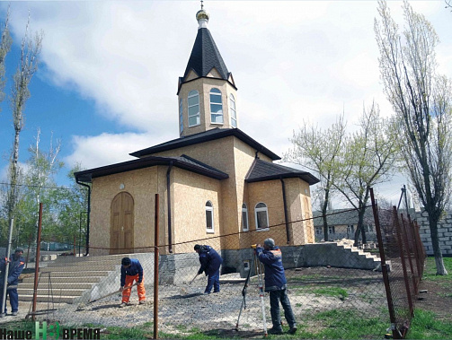 В п. Новозарянском Октябрьского района завершается строительство новой церкви в честь святого великомученика Георгия Победоносца. Здесь уже прошли первые церковные службы.