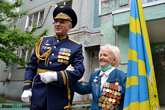 В Ростове военные летчики поздравили ветерана