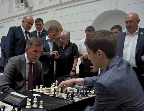 Андрей Есипенко экзаменует первого заместителя донского губернатора Игоря Гуськова, который возглавляет наблюдательный совет федерации шахмат Ростовской области.