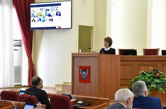 На трибуне донского парламента - заместитель губернатора - министра финансов области Л. Федотова. Источник фото: Законодательное собрание Ростовской области.