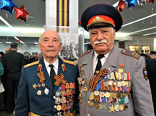 В Ростове возложили гирлянду Славы