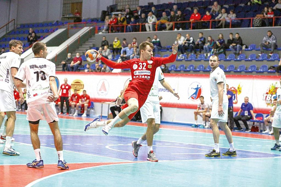 Ворота «Каустика» атакует Дмитрий ИЛЬИЧЁВ (№ 32). Фото с сайта ГК «Донские казаки – ЮФУ»