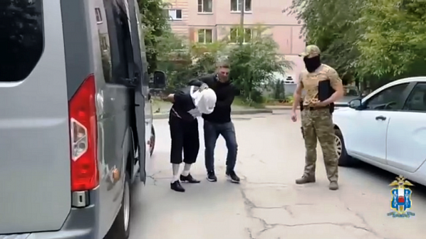 Момент задержания одного из фигурантов дела. Источник фото: скриншот видео ГУ МВД по Ростовской области. 