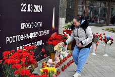 Ростовчане приходят к стихийному мемориалу жертвам вчерашнего теракта в подмосковном «Крокусе»
