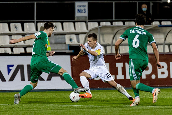 В игре нападающий «Чайки» Константин Савичев (№ 10)