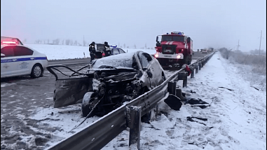 В Багаевском районе легковой автомобиль врезался в фуру: погиб человек