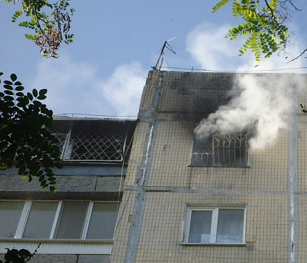 В Ростове неадекват с ножом не давал тушить пожар