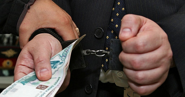 Бывшего ростовского полицейского будут судить за посредничество во взятке