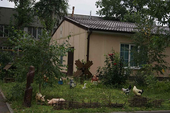Такой вот деревенский пейзаж окружает мобильный детский сад, в котором проводят время самые маленькие воспитанники детского сада. Такой вот деревенский пейзаж окружает мобильный детский сад, в котором проводят время самые маленькие воспитанники детского сада.