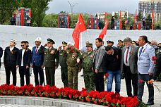 08 05 2025 Сотни ростовчан возложили цветы к Вечному огню на Театральной площади 