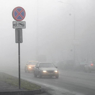 Как ранее предупреждали донских водителей, со вчерашнего вечера на дороги опустился плотный туман. Фото для иллюстрации