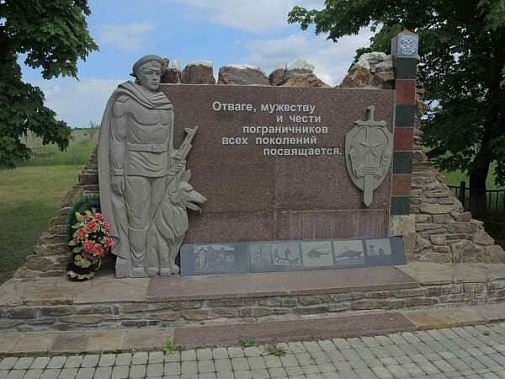 Сегодня в Матвеевом Кургане, как и в Ростове, у памятного знака «Пограничникам всех поколений» соберутся ветераны службы и те, кто заступают на  погранвахту, члены их семей, представители Юнармии и поискового движения.
