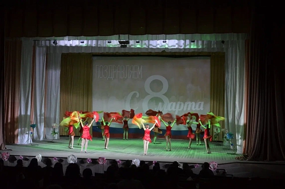 Как военнослужащие-женщины встречали свой день...