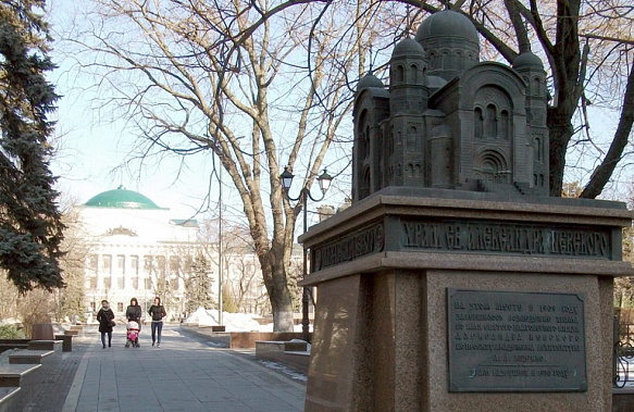 Близ места, где до 1930 года возвышался собор Александра Невского, теперь установлен памятный знак - уменьшеная во много раз точная копия уничтоженного храма.  Источник фото: Анатолий Белов/ SNEG5.com.