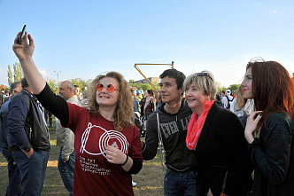 На поляне перед физфаком ЮФУ собрались те,  кто в разное время окончил университет