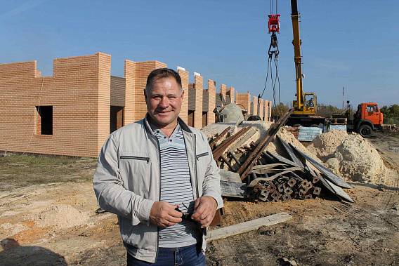 Представитель застройщика «СтройАльянсГрупп» Владимир Капшин всегда мечтал в родном районе построить самые лучшие дома.