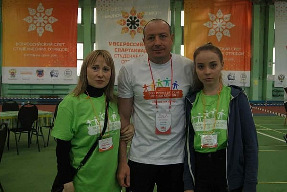 Светлана, Сергей и Анна КИСЛЫЕ участвуют в играх всей семьей. Аня соревнуется, а родители помогают в организации.