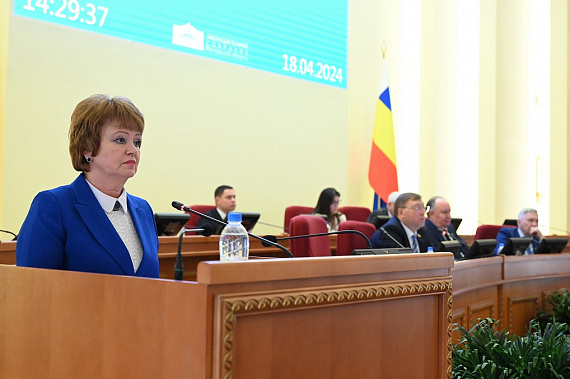 С докладом об изменениях бюджета выступает заместитель губернатора - министр финансов Ростовской области Лилия Федотова. Источник фото: А. Карбинов/Законодательное собрание Ростовской области.