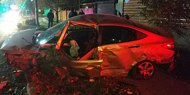 В Каменске-Шахтинском несовершеннолетние на машине врезались в дом