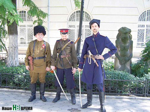 На презентации выставки красные командиры и комиссары мирно беседовали с белоказаками.