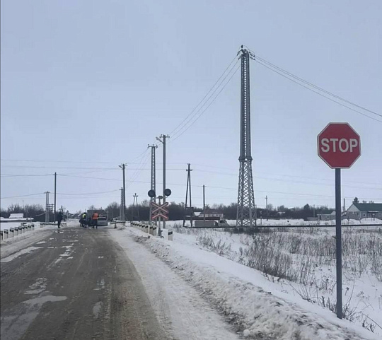 Легковой автомобиль «пободался» с поездом