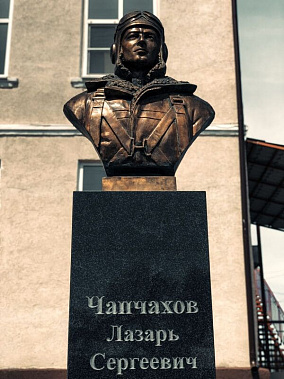 Памятник Герою Советского Союза Лазарю Чапчахову установлен на его родине в Мясниковском районе