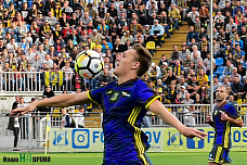 Белая перчатка «желто-синим»