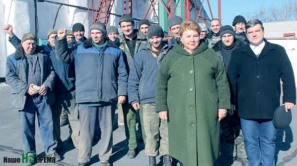Наталья Крошенкова со своей бригадой: «Мужчины – народ надежный, но их надо беречь!» – считает руководитель. Наталья Крошенкова со своей бригадой: «Мужчины – народ надежный, но их надо беречь!» – считает руководитель.