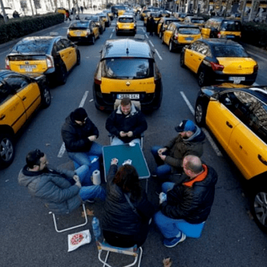 Акция протеста таксистов в Барселоне: водители требуют помощи в погашении автокредитов и поддержку потерявшим работу