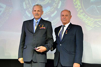 Не расстанусь с комсомолом!