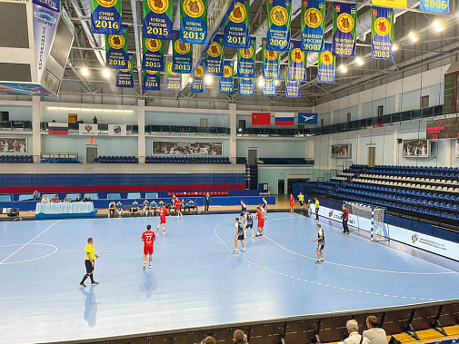 Момент встречи казаков (красная форма) со сборной Омской области. ото с сайта hc-taganrog.ru