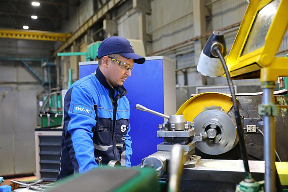 Сергей Клочко за работой. Источник фото:   отдел по внешним связям и стратегическим коммуникациям ООО «ТМХ-Электротех».