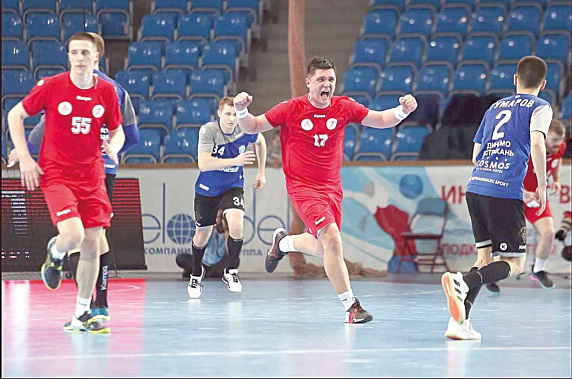 Донские гандболисты (красная форма) победили соперника без 4 основных игроков и главного тренера. Фото из открытых источников