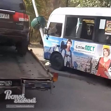 В Ростове маршрутка врезалась в столб