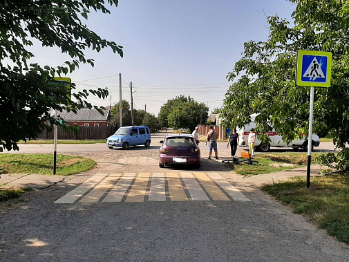 В Родионово-Несветайском районе ребенок на велосипеде врезался в автомобиль