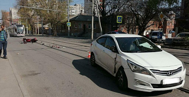 В Ростове мотоциклист влетел в автомобиль