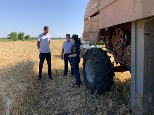 В рамках профилактической операции «Урожай» сотрудники МЧС по РО проверяют и инструктируют фермеров