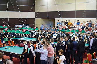 Зеленое сукно, белые шары