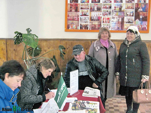 Только в этот день подписчики «Нашего времени» могли и подписку оформить,  и памятный подарок получить от редакции.