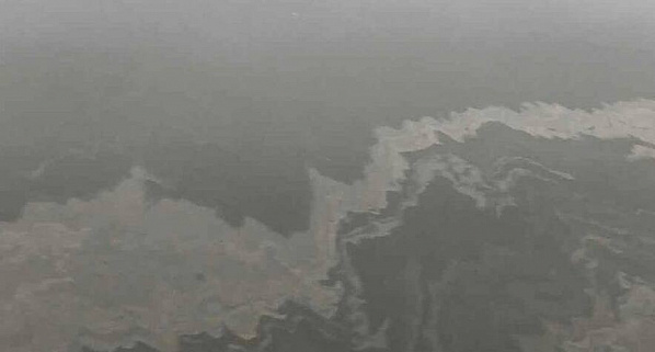 На поверхности реки Дон появилось маслянистое пятно 