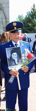 Николай Фефелов на акции «Бессмертный полк», в его руке портрет фронтовички – тещи Надежды Ефимовны Гагариной.